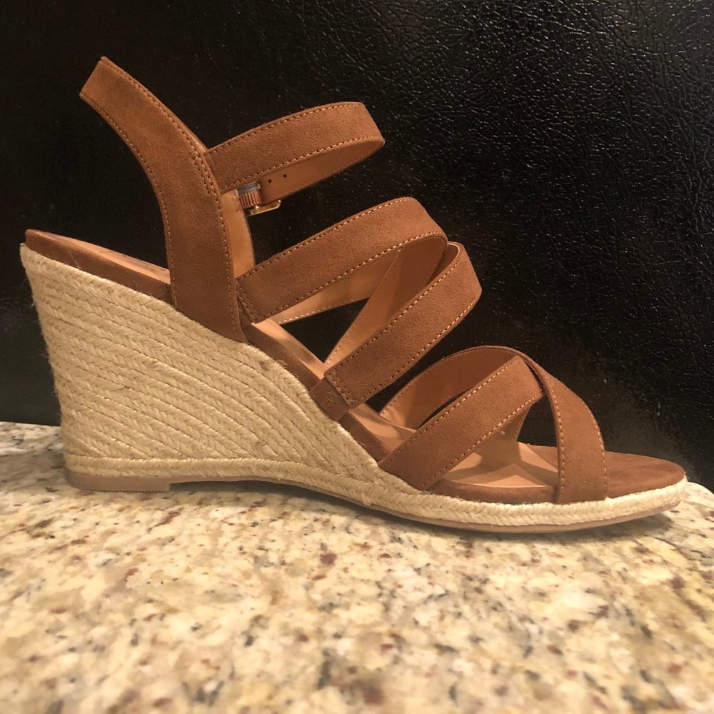 Dolce Vita dv8 wedge sandals - never worn!
